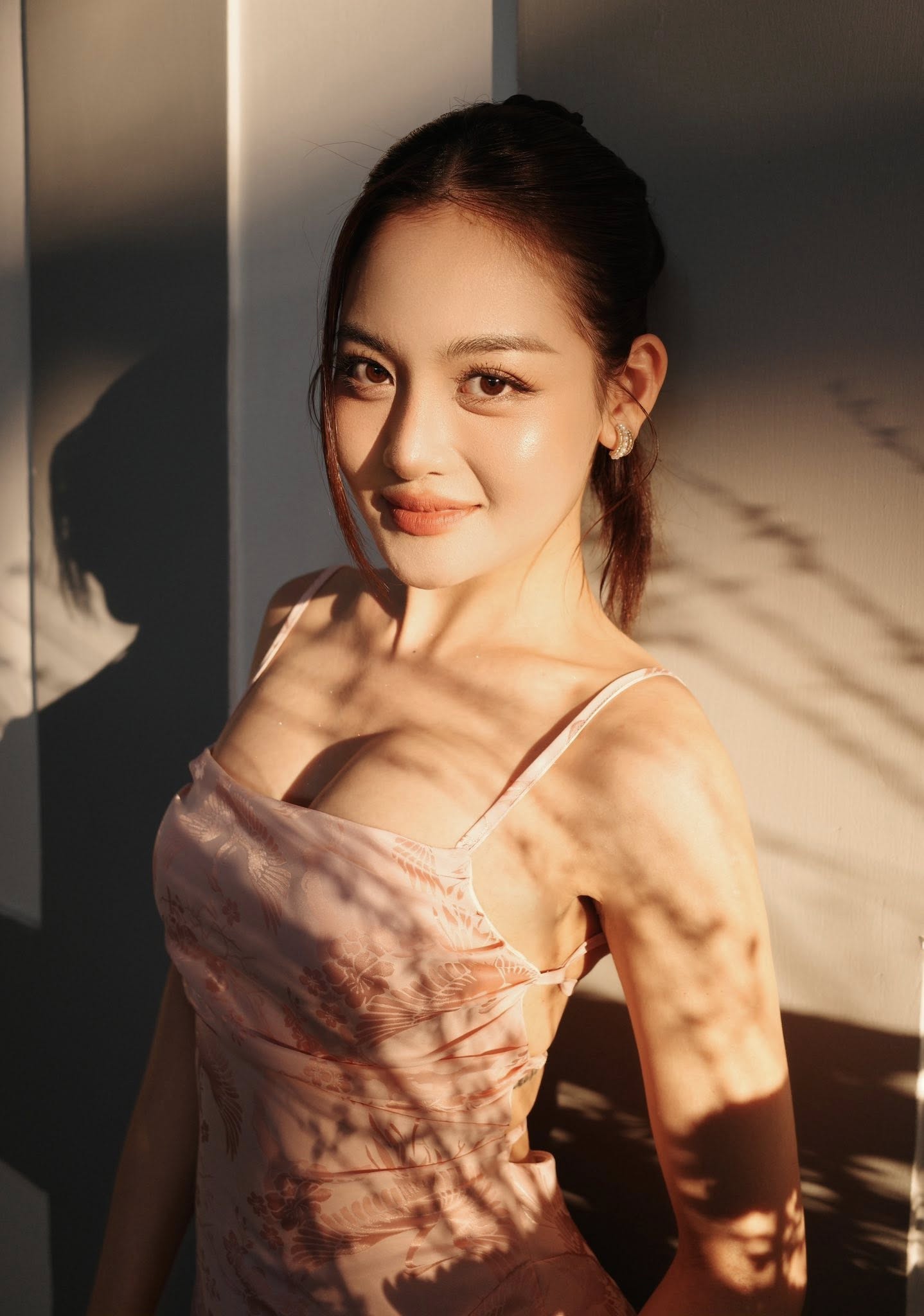 Thùy Anh (SN 1995, quê Hà Nội) là gương mặt quen thuộc với khán giả VTV qua các phim: Cả một đời ân oán, Tình yêu và tham vọng, Đừng nói khi yêu, Chúng ta của 8 năm sau… và phim điện ảnh: Gái già lắm chiêu 2, Gái già lắm chiêu 3, Rừng thế mạng, Lật mặt 8…