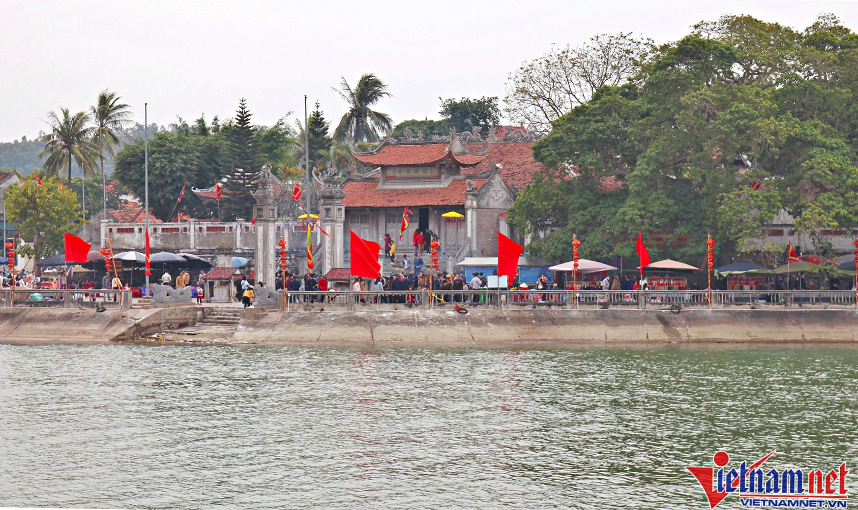 Du khách đổ về đền Cờn dịp đầu năm