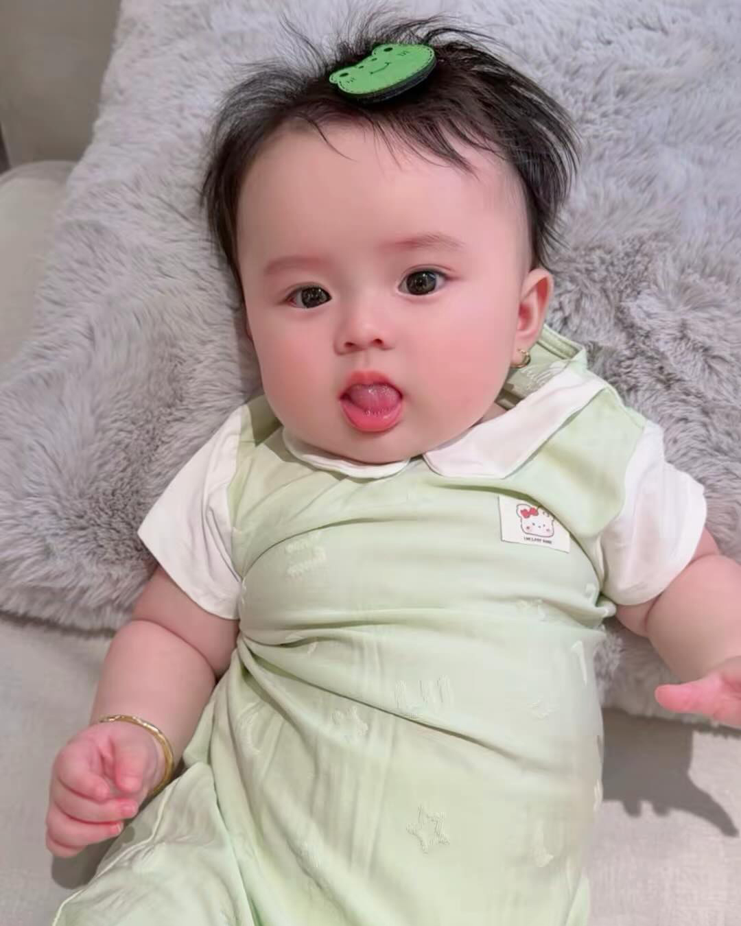 Trang phục và phụ kiện của bé Bình Yên luôn mix đồng điệu. Phương Lê không sắm cho con váy áo quá đắt tiền mà thiên về sự thoải mái, thoáng khí, kiểu dáng xinh yêu.