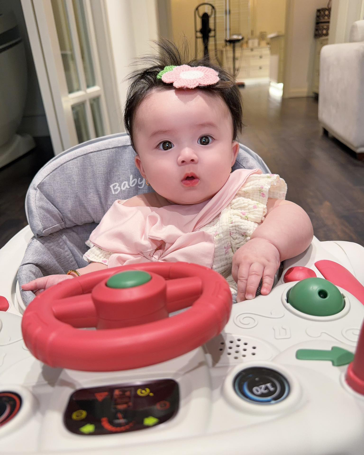 Mỗi lần cặp vợ chồng đăng hình của thiên thần nhỏ, họ nhận được hàng nghìn lượt thích, bình luận khen ngợi của khán giả.