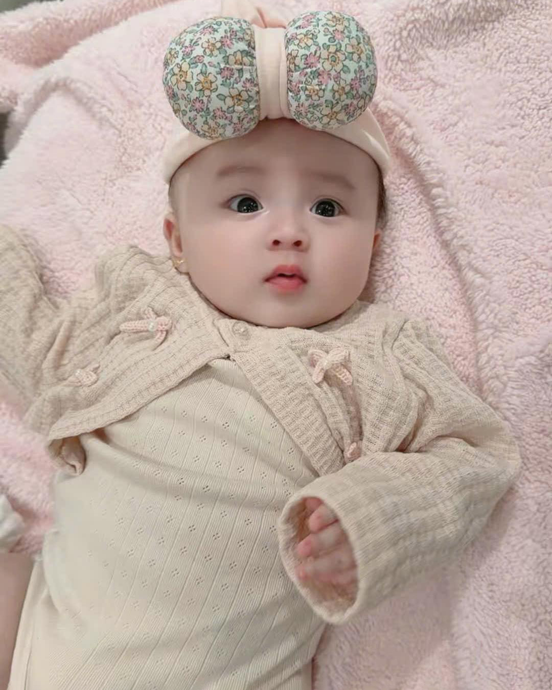 Nhiều người hâm mộ nhận xét càng lớn nhóc tì càng có dung mạo nổi bật với cặp má bánh bao, đôi môi trái tim. Để giúp con gái thêm xinh yêu, Phương Lê - Vũ Luân sắm cho con nhiều kiểu phụ kiện.