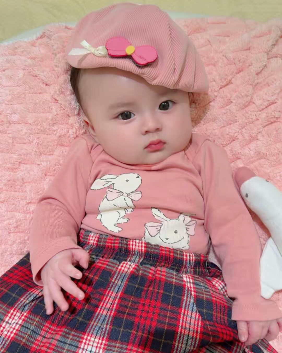 Mỗi lần chụp ảnh, nhóc tì luôn được bố mẹ cho dùng kẹp tóc, bờm nơ, đội mũ... ăn rơ cùng trang phục.
