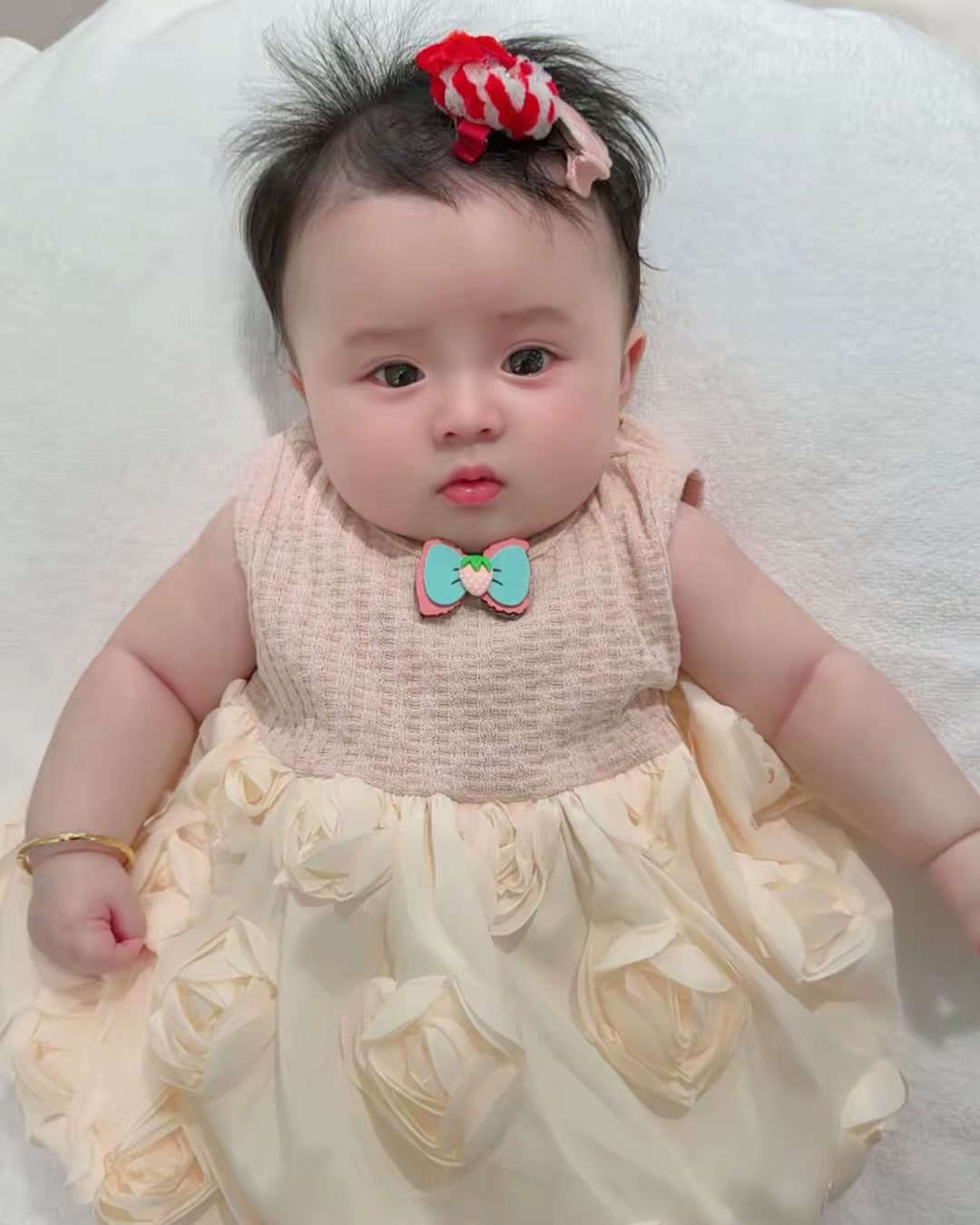 Hàng loạt mẫu kẹp tóc, nơ cài xinh xắn được Phương Lê bổ sung liên tục để làm điệu cho con gái.
