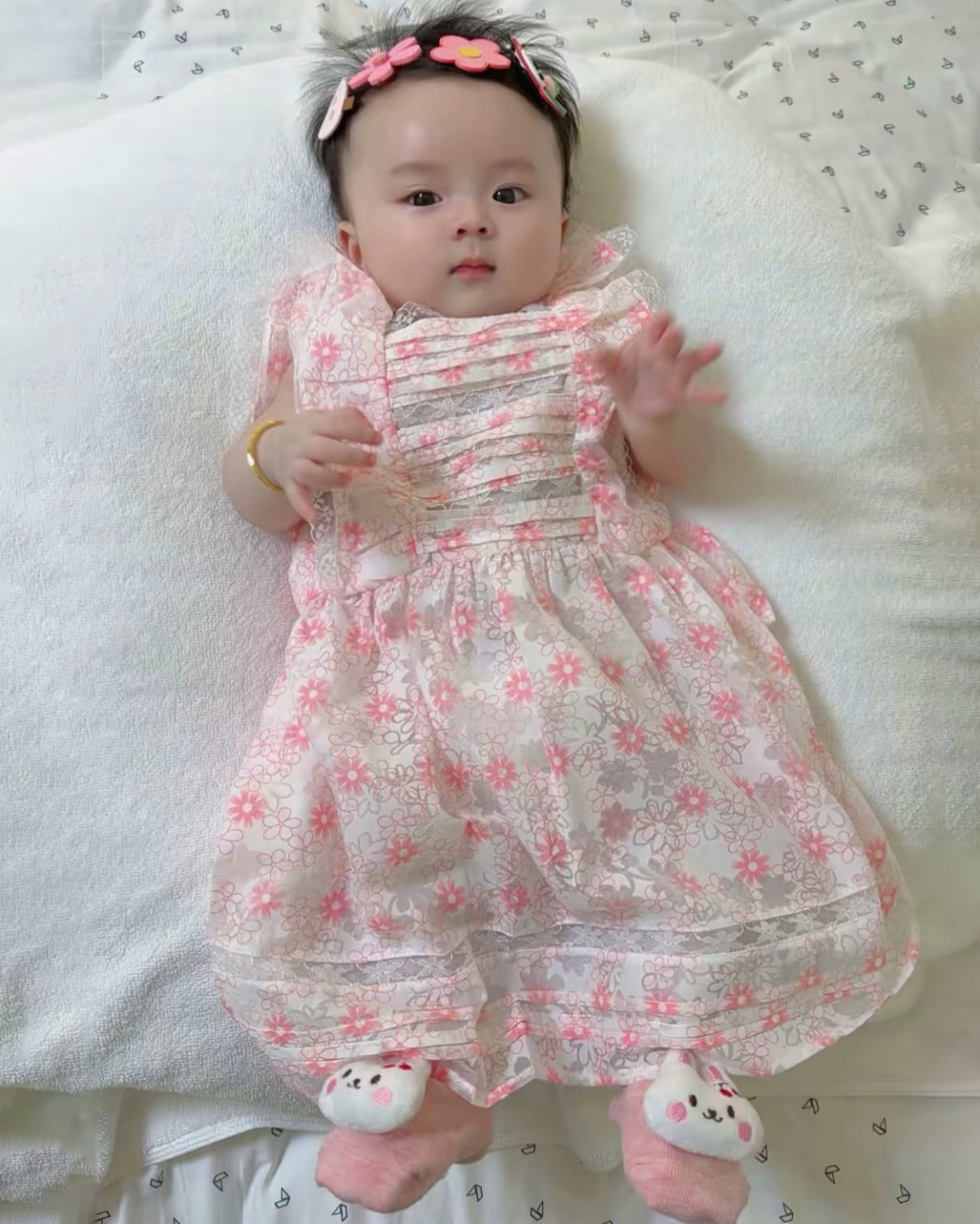 Được bố mẹ chăm chụp hình từ nhỏ, bé Thụy Yên tỏ ra dạn dĩ trước ống kính. Cô nhóc thường nhìn thẳng vào máy ảnh, nằm ngoan và để yên cho mẹ phối đồ.