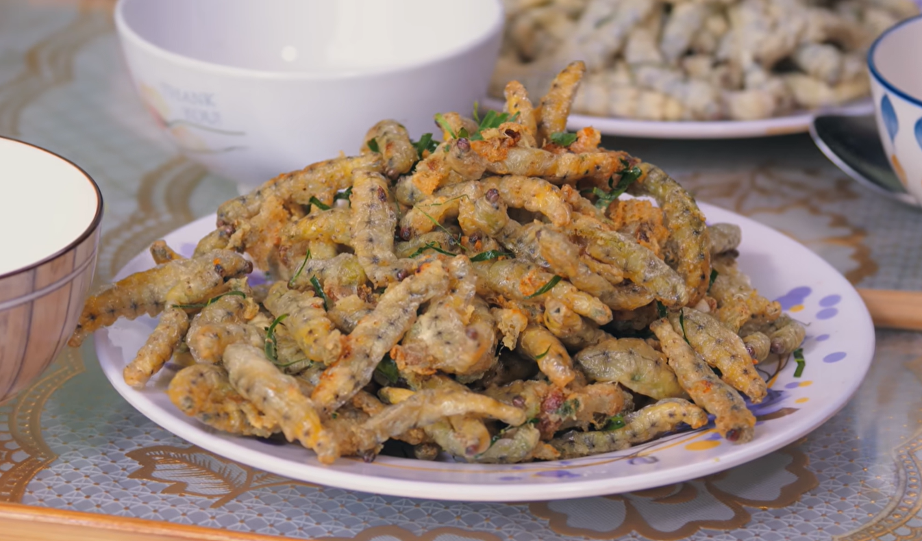 Khách Tây trải nghiệm món ăn từ sâu tằm 