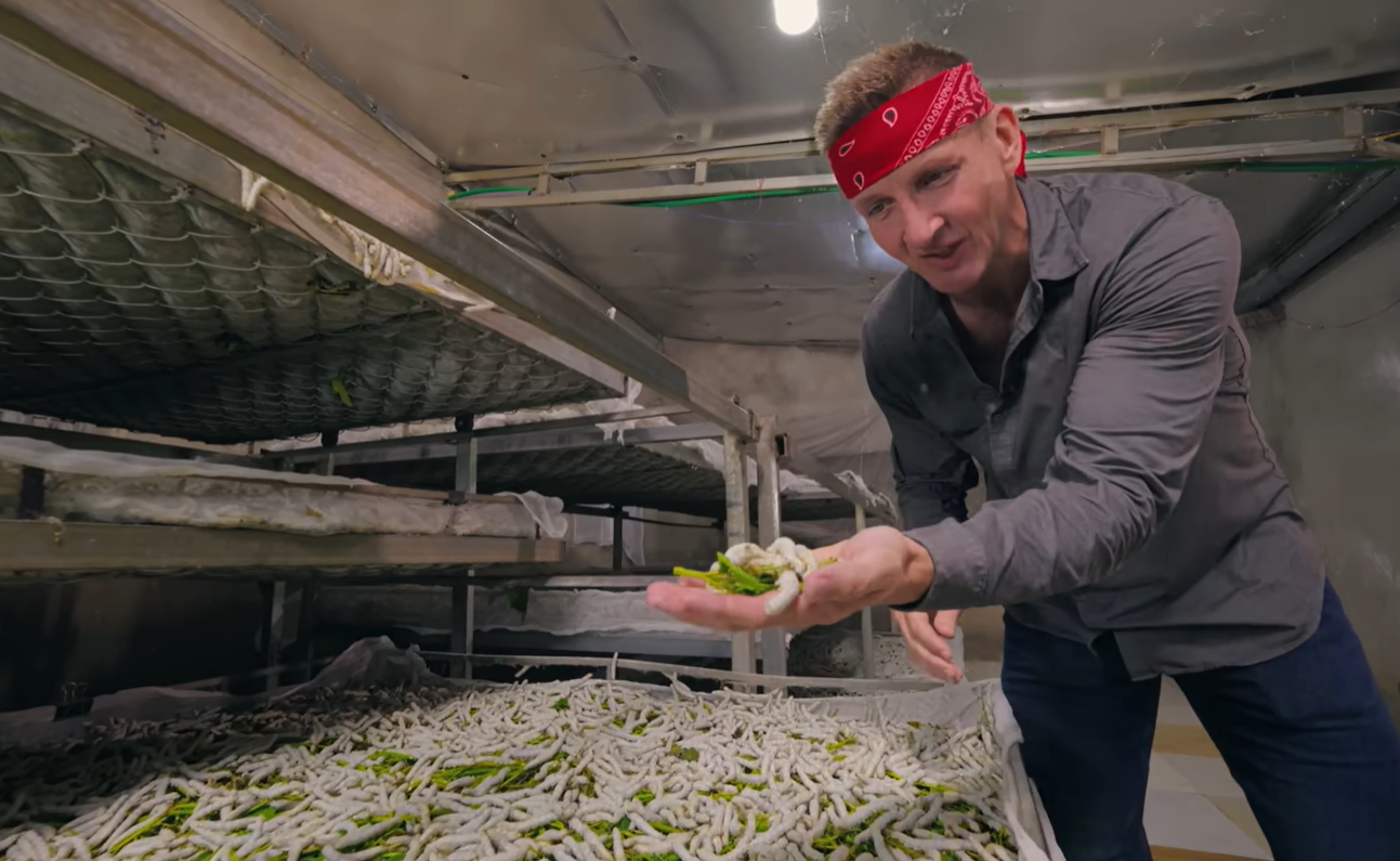 Sonny tới huyện Lâm Hà cũ, tỉnh Lâm Đồng để tìm hiểu về nghề trồng dâu, nuôi tằm nổi tiếng của địa phương