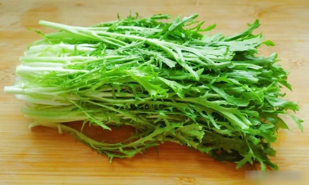 Loại rau cải này xanh tươi mát, giòn tan, tạo nên cảm giác ngon miệng khi cắn vào