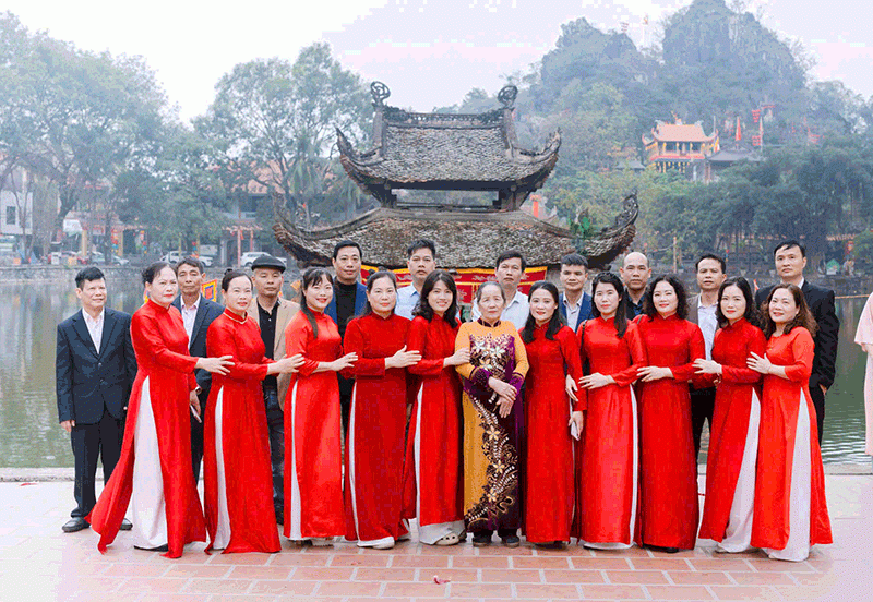 Bà Kỳ bên 10 con gái và 10 chàng rể 