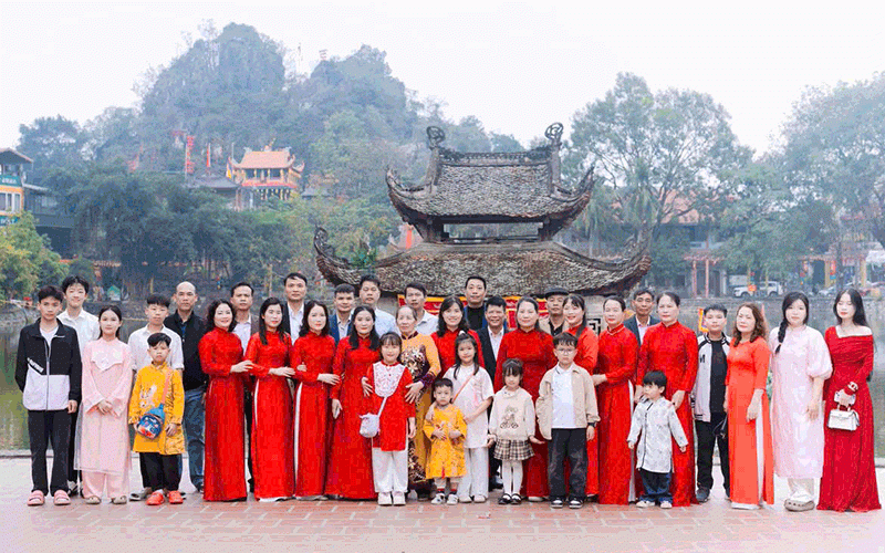 Bà Kỳ (áo dài màu vàng) bên con cháu 
