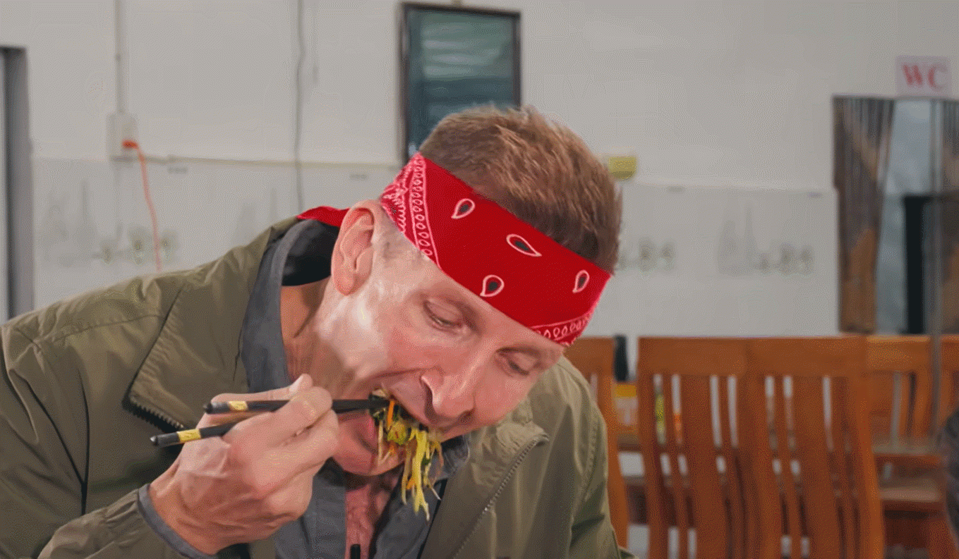 YouTuber người Mỹ thưởng thức món gỏi nhộng tằm, khen nguyên liệu có vị béo ngậy như kem