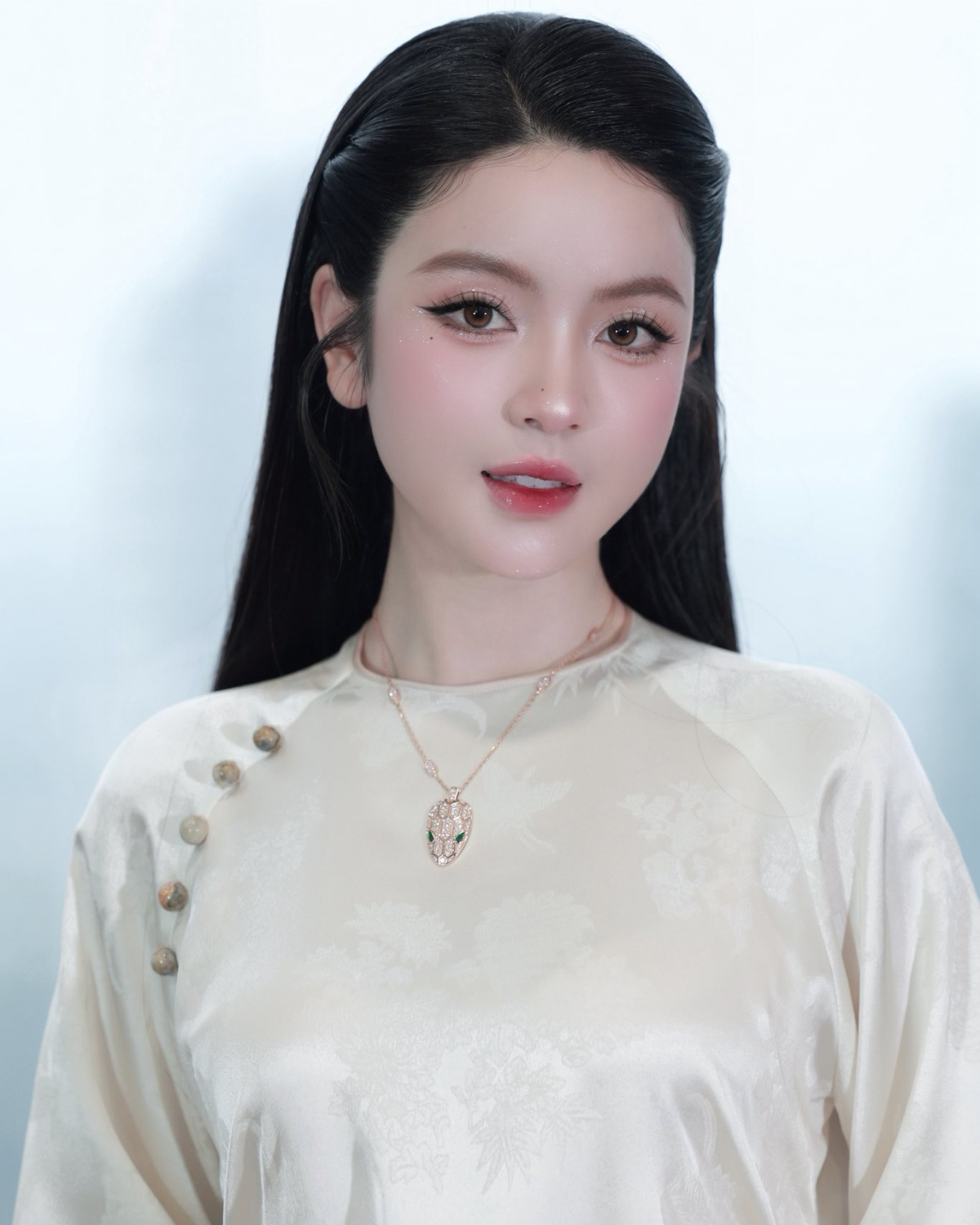 Chu Thanh Huyền khoe vòng cổ hơn một tỷ đồng khi đi tắm nắng - 4