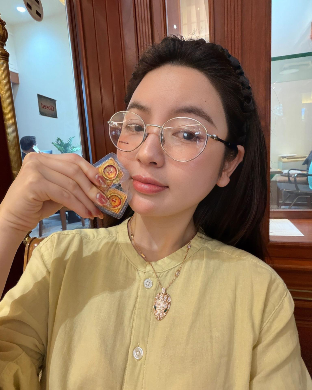 Chu Thanh Huyền khoe vòng cổ hơn một tỷ đồng khi đi tắm nắng - 5