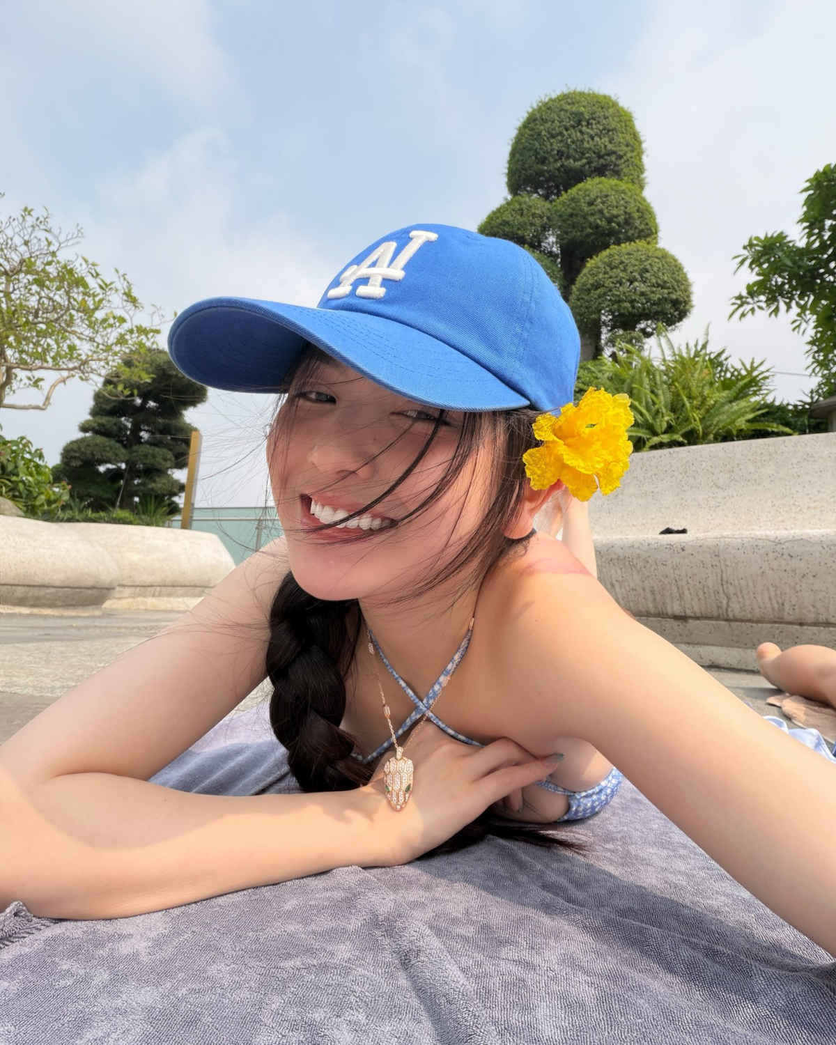 Chu Thanh Huyền khoe vòng cổ hơn một tỷ đồng khi đi tắm nắng - 1