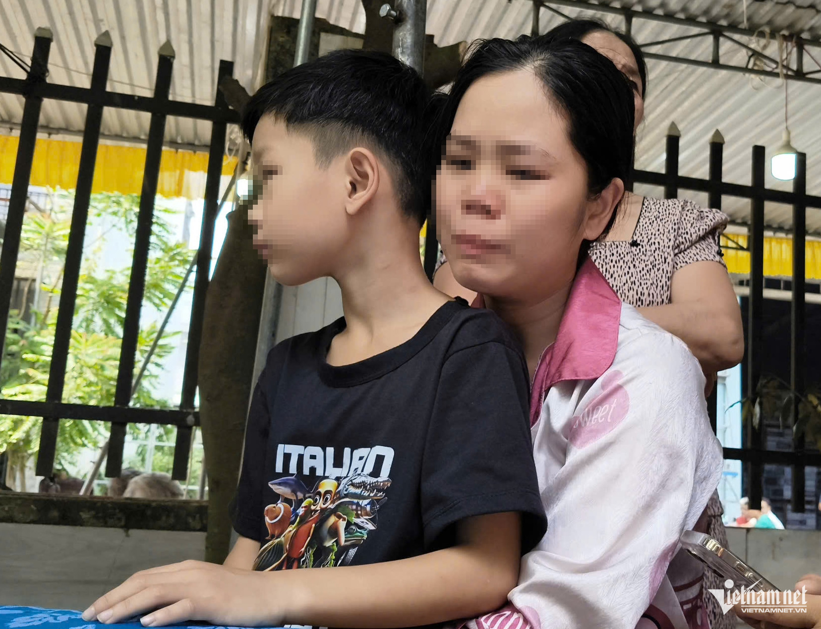 Chị T. đau buồn trước cái chết oan uổng của chồng.