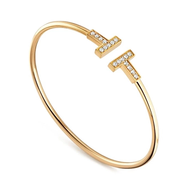 Thiết kế đầu tiên của Tiffany amp; Co. chất liệu vàng 18K đính kim cương, giá khoảng 4.900 USD (hơn 120 triệu đồng).