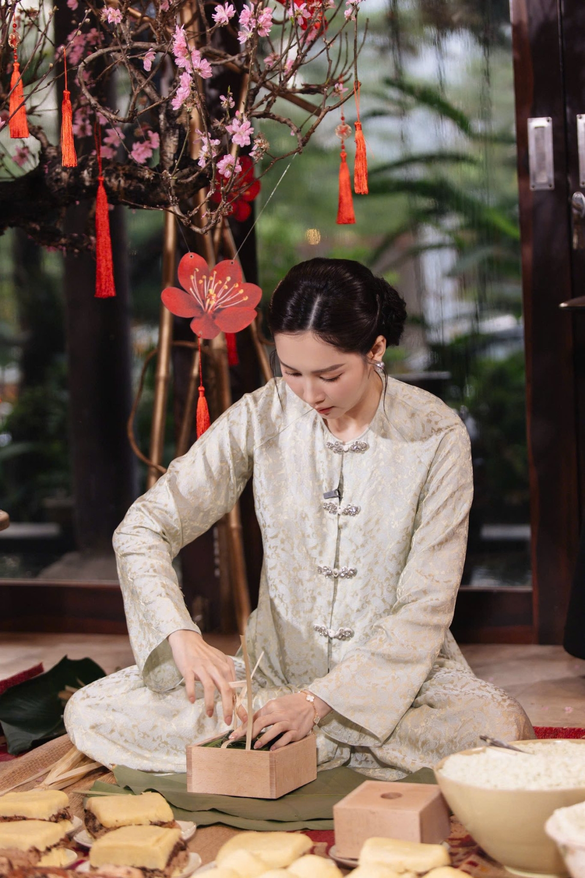 Dịp đầu năm 2026, người đẹp phối vòng Vintage Alhambra (5 motifs) của Van Cleef amp; Arpels cùng áo bà ba gấm.