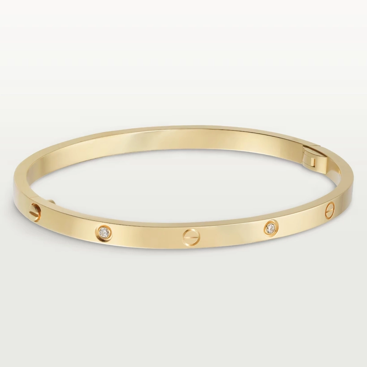 Được người đẹp kết hợp cùng vòng “LOVE” của Cartier bằng vàng 18K, với các phiên bản có giá từ khoảng 117 đến hơn 170 triệu đồng tùy số lượng kim cương và trọng lượng vàng.