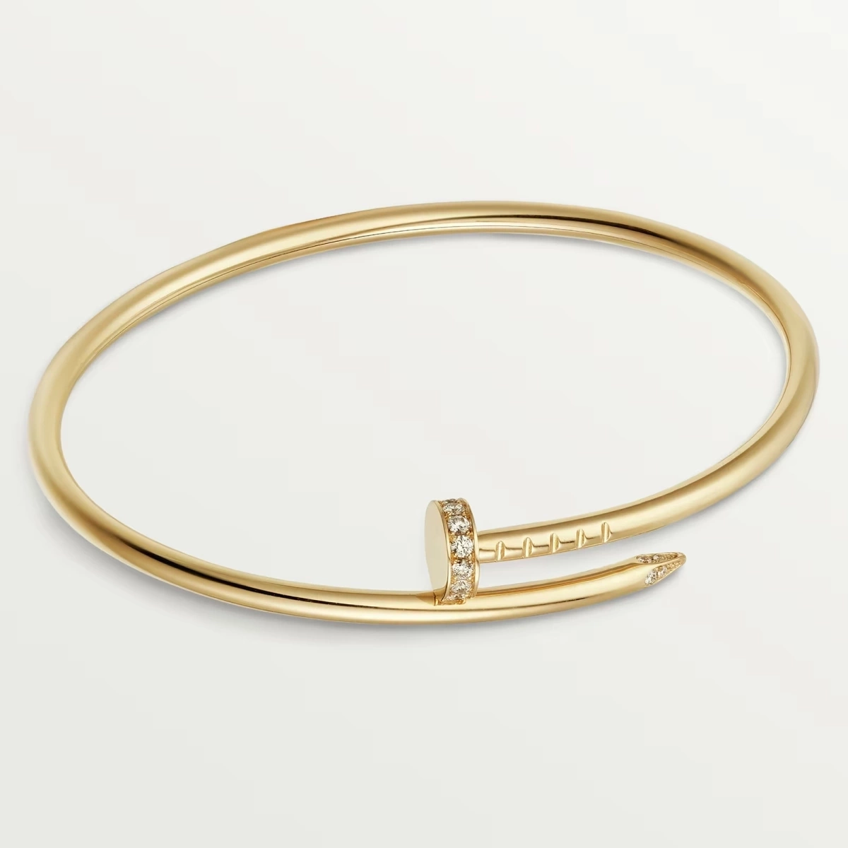 Sau cùng cô phối thêm mẫu Juste un Clou của Cartier, giá khoảng 125 triệu đồng, được nạm kim cương thủ công.