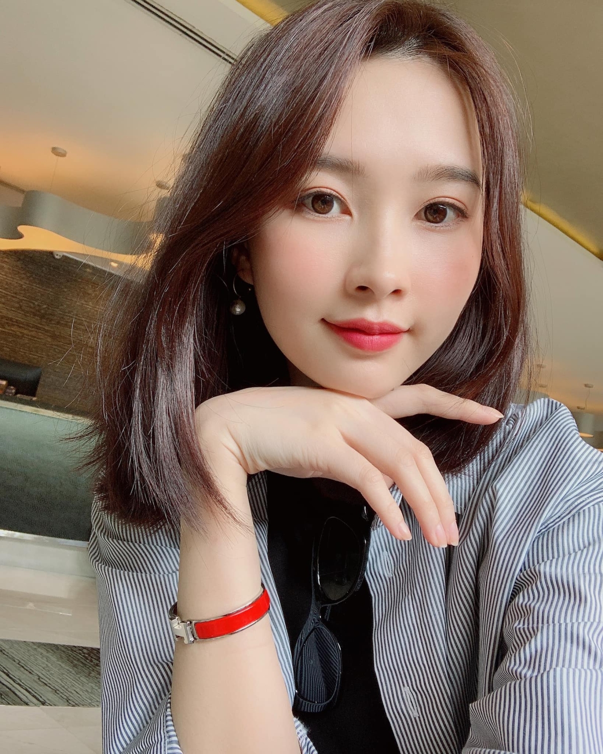 Ngoài phiên bản trắng, cô còn sở hữu mẫu màu đỏ cam, mỗi chiếc có giá khoảng 15 triệu đồng theo công bố của hãng.