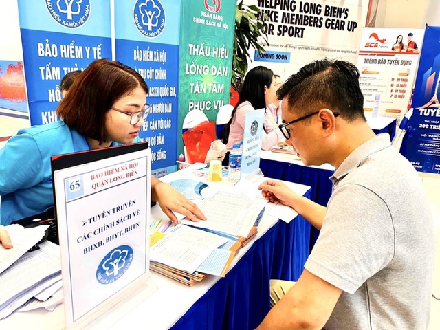 Dự kiến từ 1/7/2026, lương cơ sở tăng lên 8%, mức lương tối đa đóng bảo hiểm xã hội cũng tăng theo. Ảnh minh họa: TL