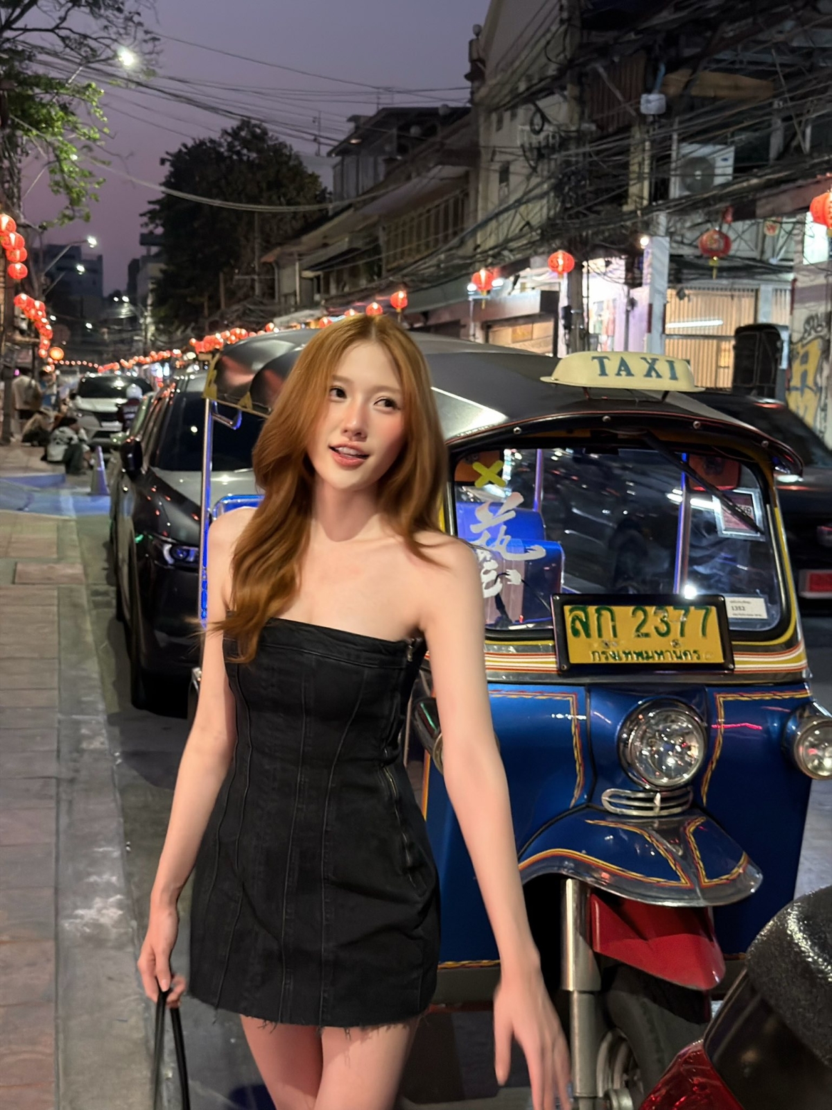 Chỉ cần chiếc đầm denim dáng quây ôm vừa vặn cơ thể, diễn viên Uyển Ân đã có thể ghi điểm trên đường phố Bangkok, Thái Lan.