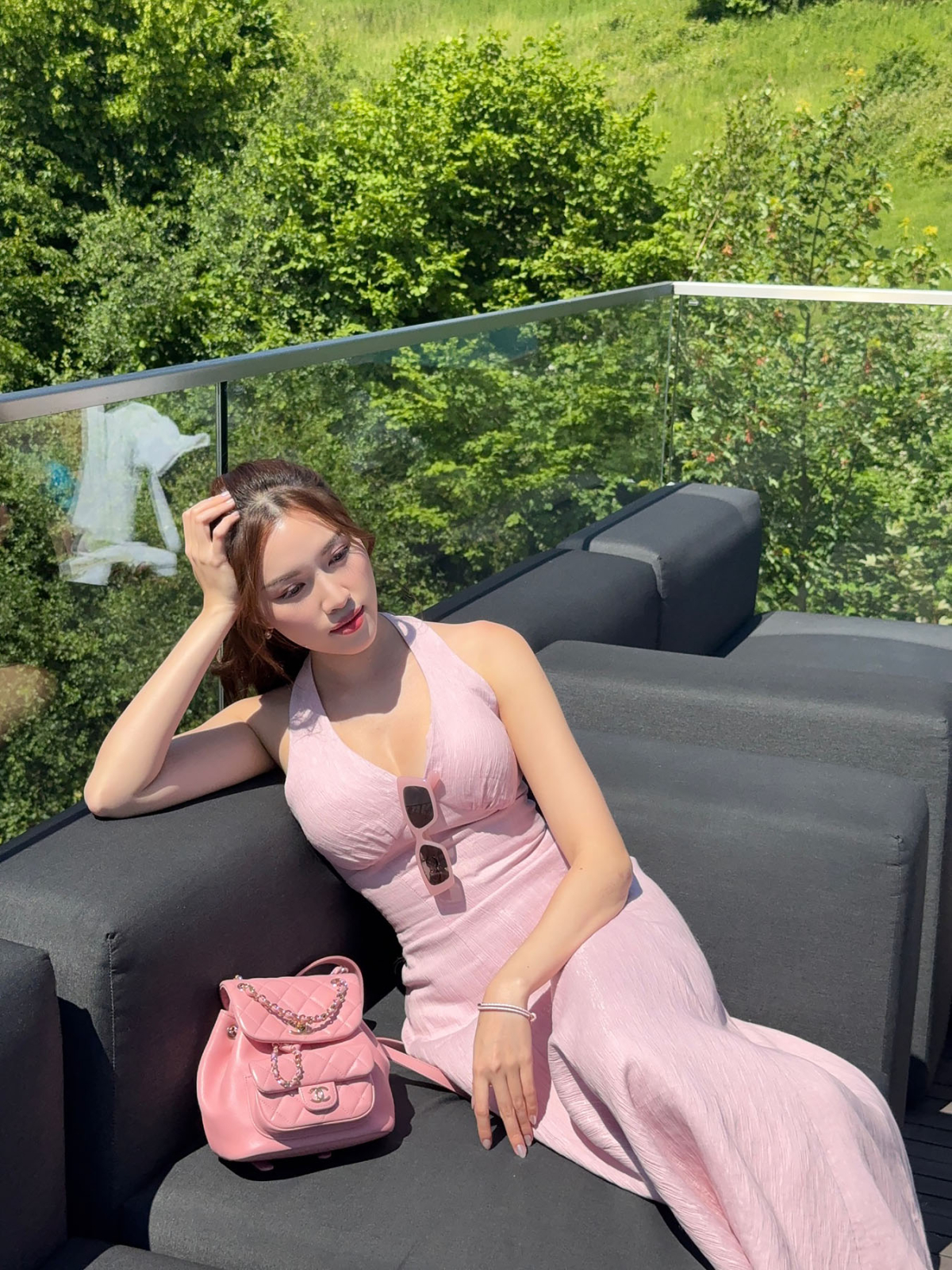 Trong khi đó, MC Thanh Thanh Huyền kết hợp váy hồng cổ yếm cùng balo Chanel đồng điệu để hoàn thiện phong cách monochrome ngọt ngào.