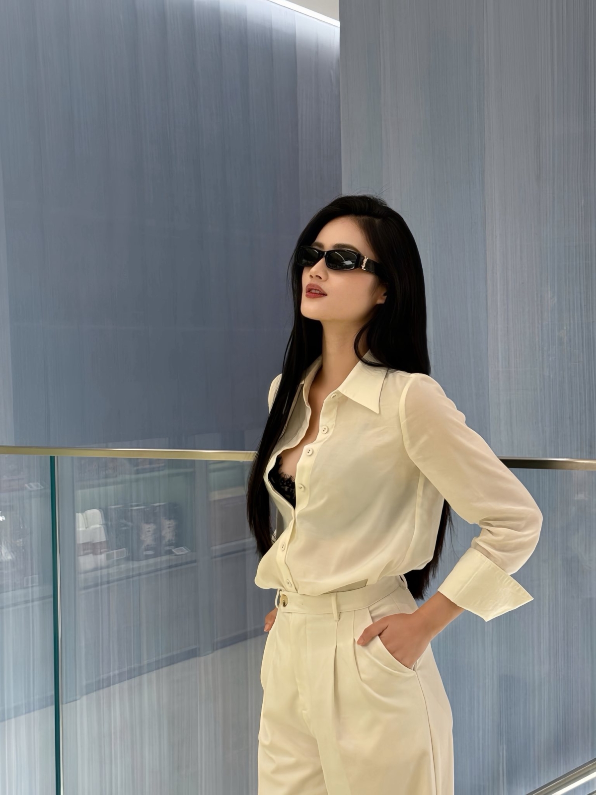 Cũng diện sơ mi mỏng manh, hoa hậu Ý Nhi bổ sung nét gợi cảm khi áp dụng mốt khoe bra màu tương phản.