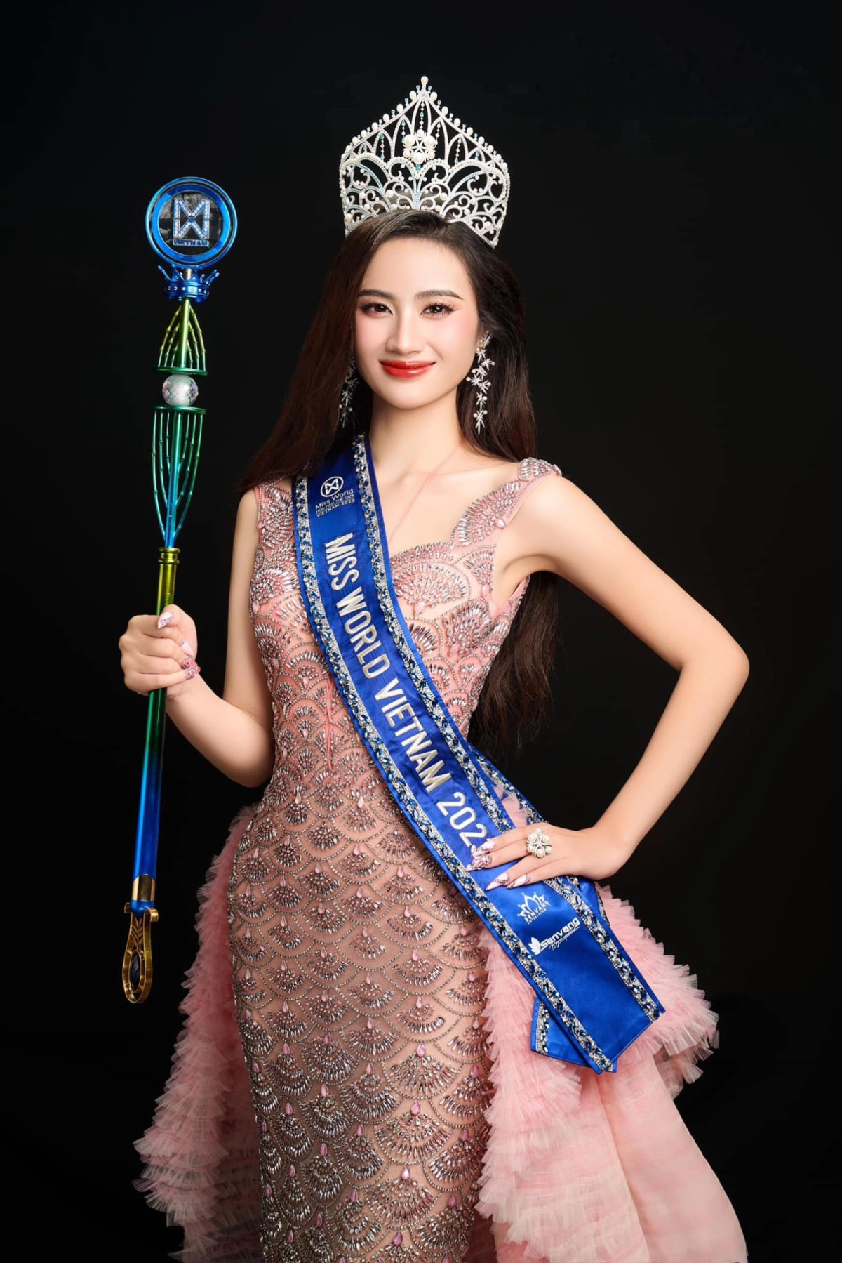 Nhìn lại chặng đường đi qua, Ý Nhi nói có niềm vui, nỗi buồn và bài học trưởng thành. Hoa hậu từng vấp phản ứng của công chúng về cách ứng xử thời điểm mới nổi tiếng. Cô thấy bản thân lúc đó còn non trẻ, thiếu kinh nghiệm, kỹ năng giao tiếp chưa tốt, nên gửi lời xin lỗi khán giả. Ồn ào từng khiến Ý Nhi rút khỏi hoạt động giải trí một thời gian.