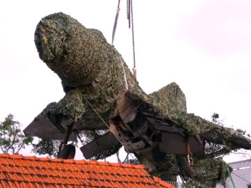 Cẩu tiêm kích MiG-21 bị 'bỏ quên' giữa bãi cỏ đi phục dựng