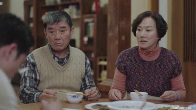 Vợ nói dối con trai về lương hưu của chồng