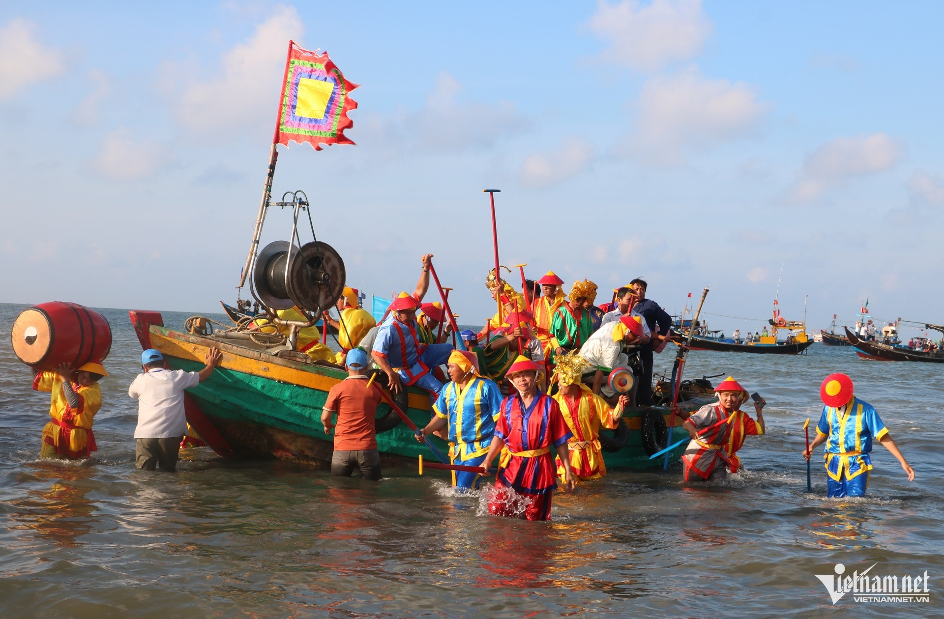 Hàng nghìn người đổ về bờ biển TPHCM từ rạng sáng xem rước Long Vị 23 Hàng nghìn người đổ về bờ biển TPHCM từ rạng sáng xem rước Long Vị - 4