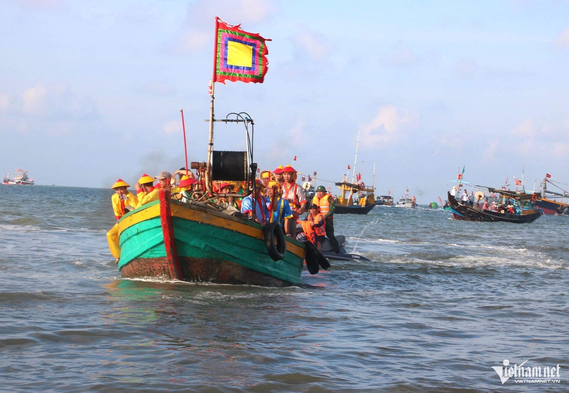 Hàng nghìn người đổ về bờ biển TPHCM từ rạng sáng xem rước Long Vị 22 Hàng nghìn người đổ về bờ biển TPHCM từ rạng sáng xem rước Long Vị - 3