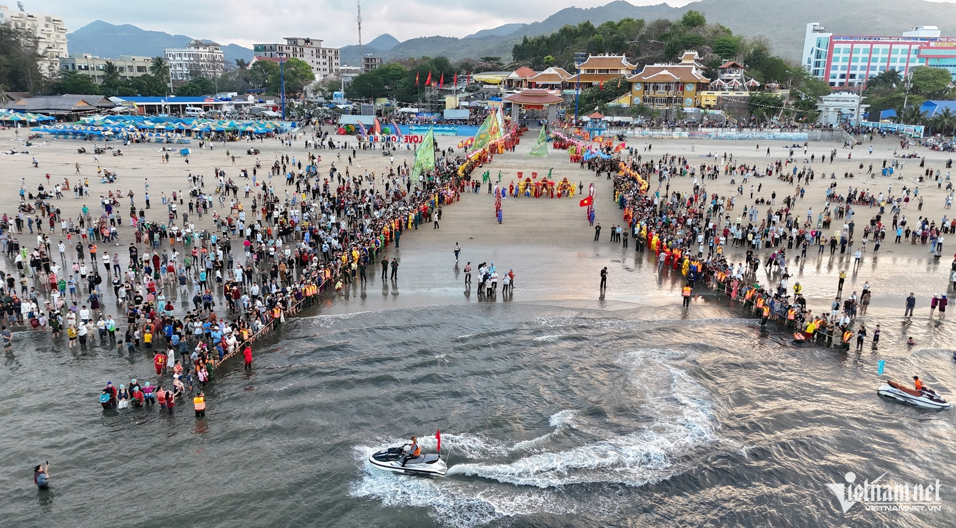 Hàng nghìn người đổ về bờ biển TPHCM từ rạng sáng xem rước Long Vị 20 Hàng nghìn người đổ về bờ biển TPHCM từ rạng sáng xem rước Long Vị - 2