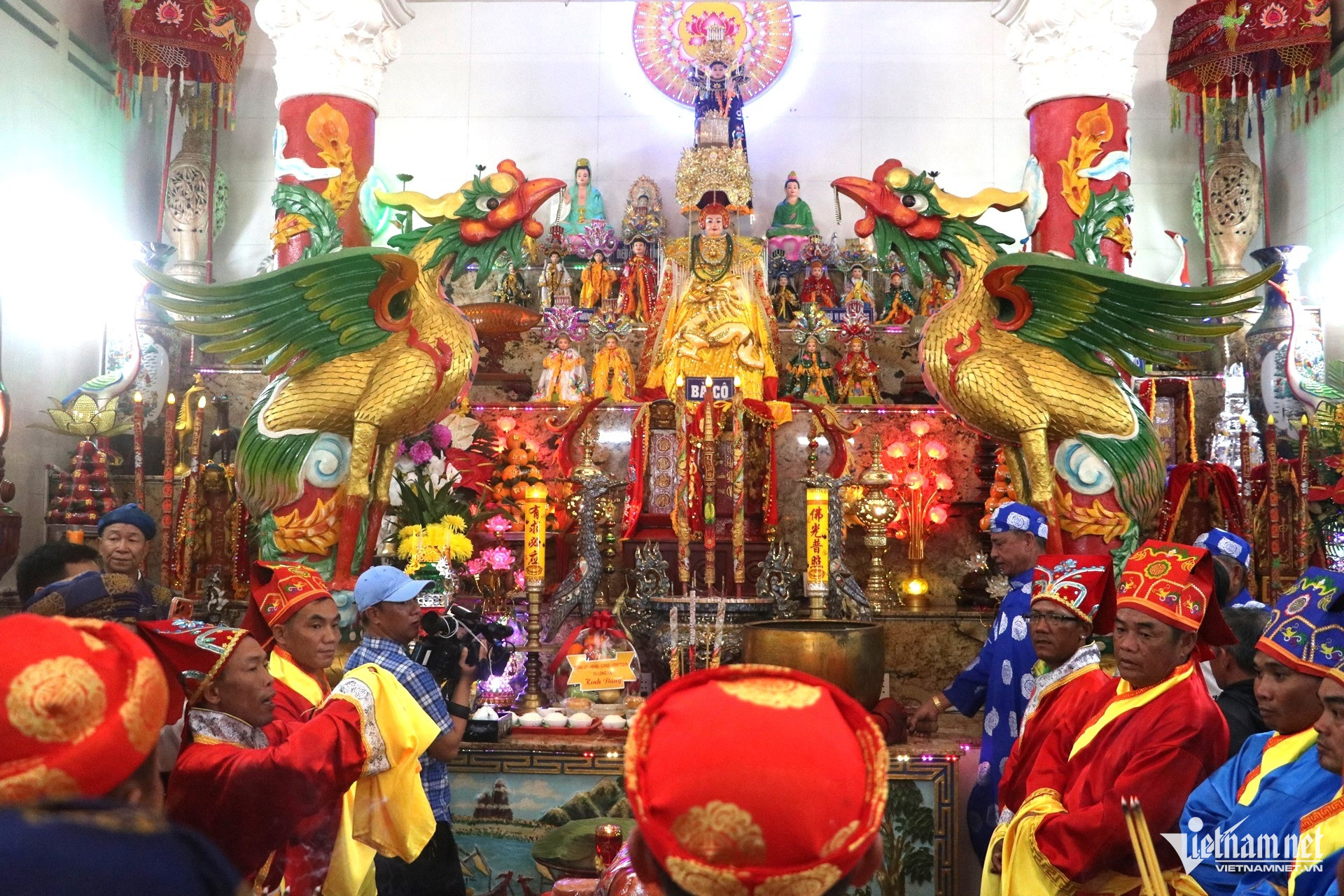 Hàng nghìn người đổ về bờ biển TPHCM từ rạng sáng xem rước Long Vị 32 Long Vị được đặt bên trong chánh điện Dinh Cô, ban nghi lễ thực hiện các nghi thức truyền thống