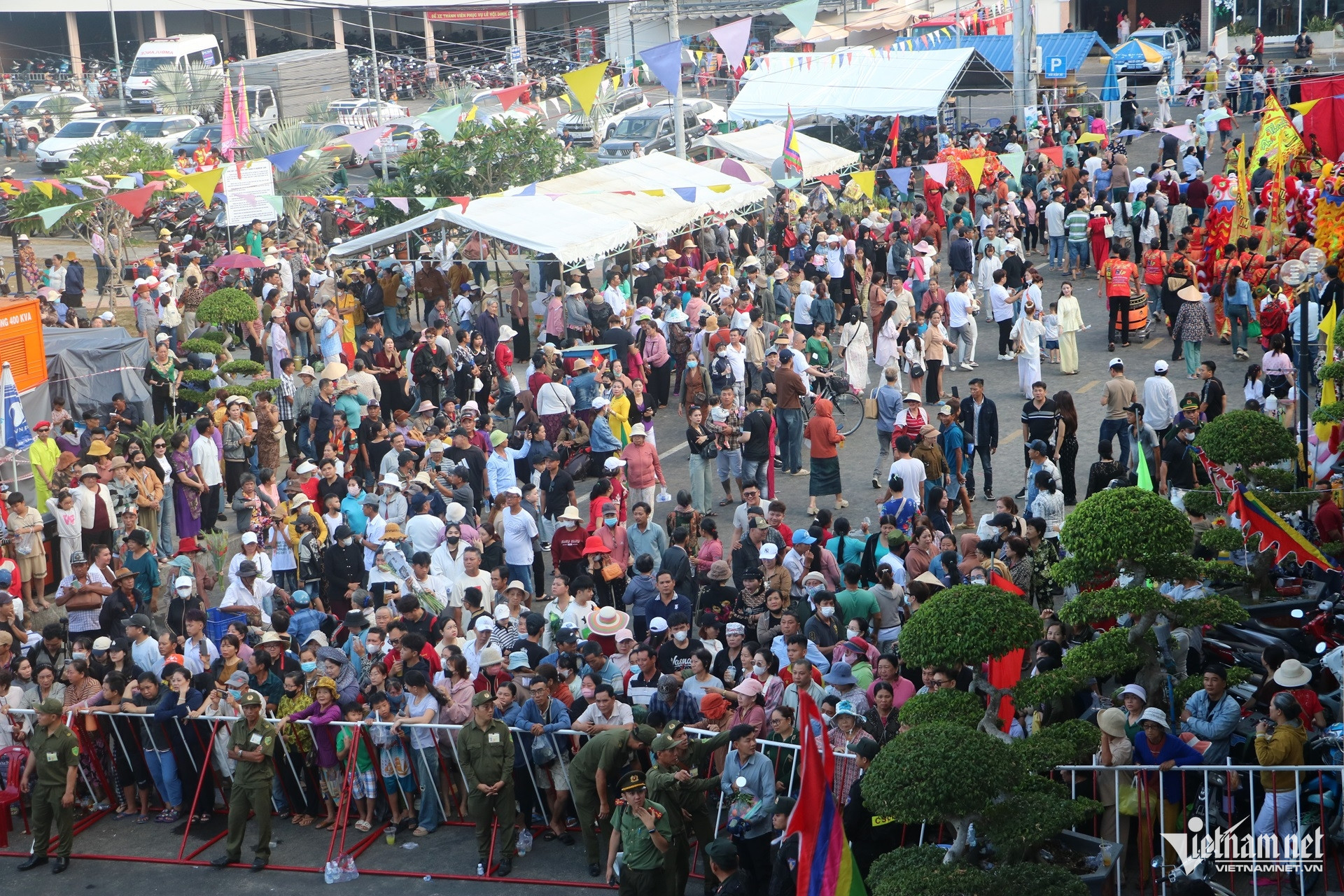 Hàng nghìn người đổ về bờ biển TPHCM từ rạng sáng xem rước Long Vị 30 Hàng nghìn người đổ về bờ biển TPHCM từ rạng sáng xem rước Long Vị - 10