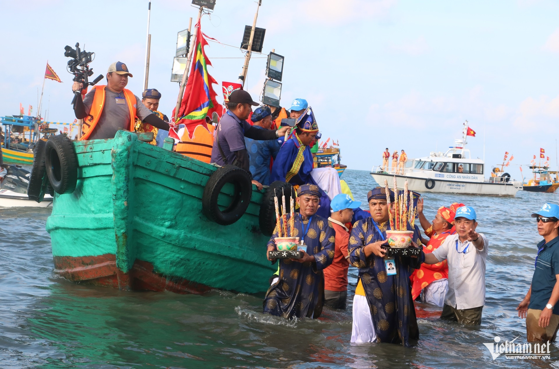 Hàng nghìn người đổ về bờ biển TPHCM từ rạng sáng xem rước Long Vị 24 Hàng nghìn người đổ về bờ biển TPHCM từ rạng sáng xem rước Long Vị - 5