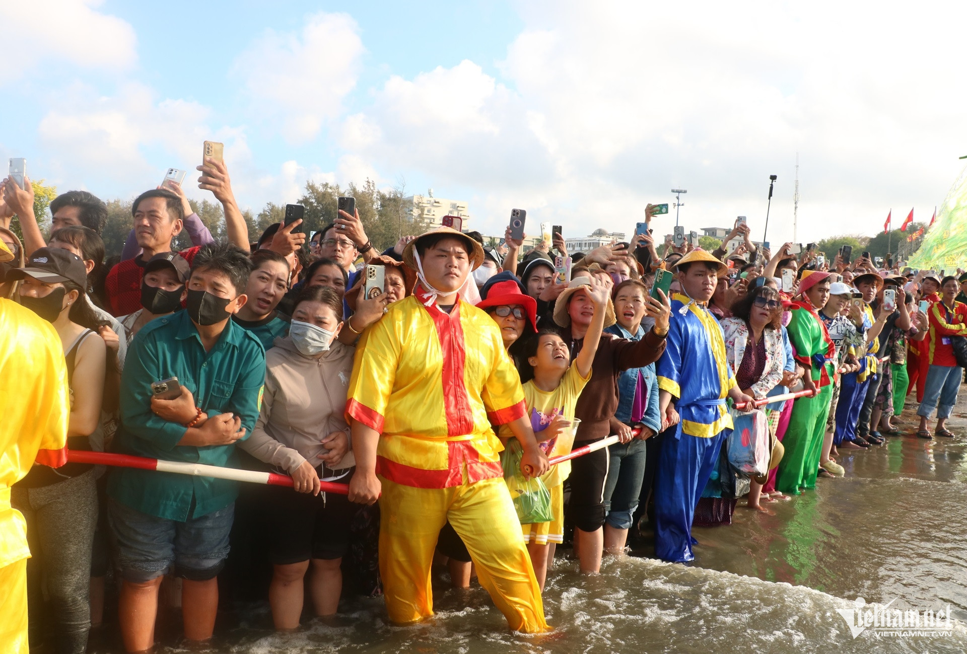 Hàng nghìn người đổ về bờ biển TPHCM từ rạng sáng xem rước Long Vị 25 Hàng nghìn người đổ về bờ biển TPHCM từ rạng sáng xem rước Long Vị - 6