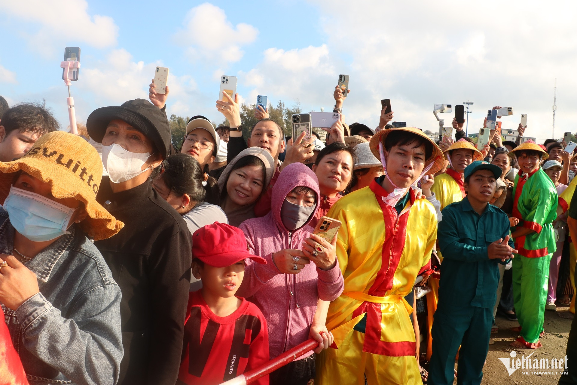 Hàng nghìn người đổ về bờ biển TPHCM từ rạng sáng xem rước Long Vị 26 Hàng nghìn người đổ về bờ biển TPHCM từ rạng sáng xem rước Long Vị - 7