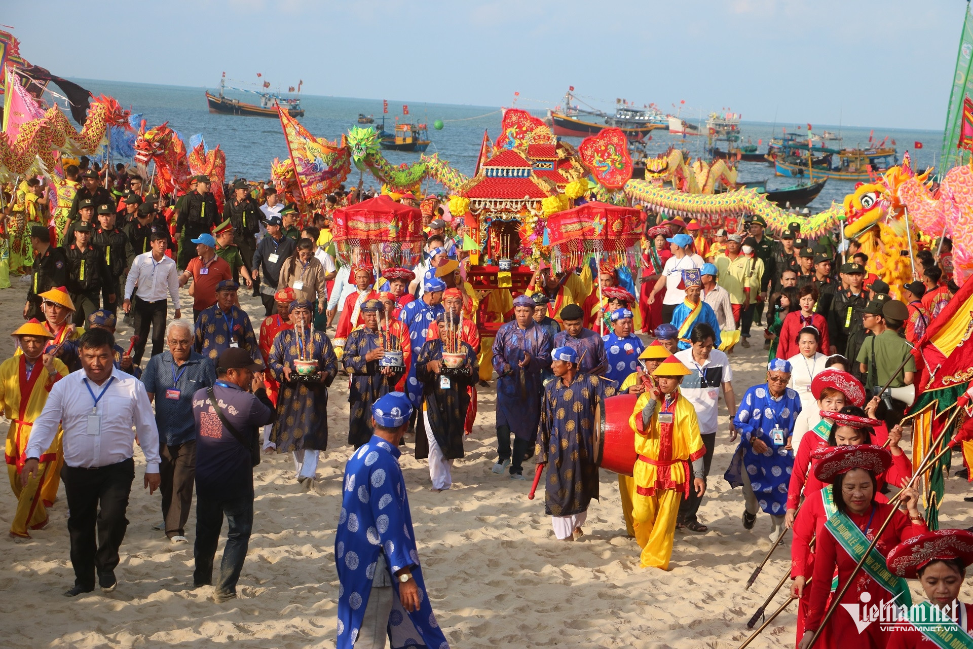 Hàng nghìn người đổ về bờ biển TPHCM từ rạng sáng xem rước Long Vị 27 Hàng nghìn người đổ về bờ biển TPHCM từ rạng sáng xem rước Long Vị - 8