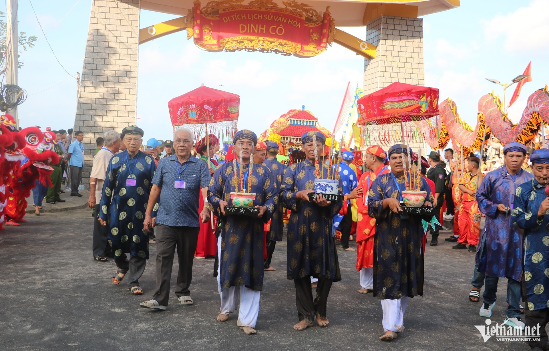 Hàng nghìn người đổ về bờ biển TPHCM từ rạng sáng xem rước Long Vị 28 Ban nghi lễ rước Long Vị di chuyển vào khu chánh điện Dinh Cô