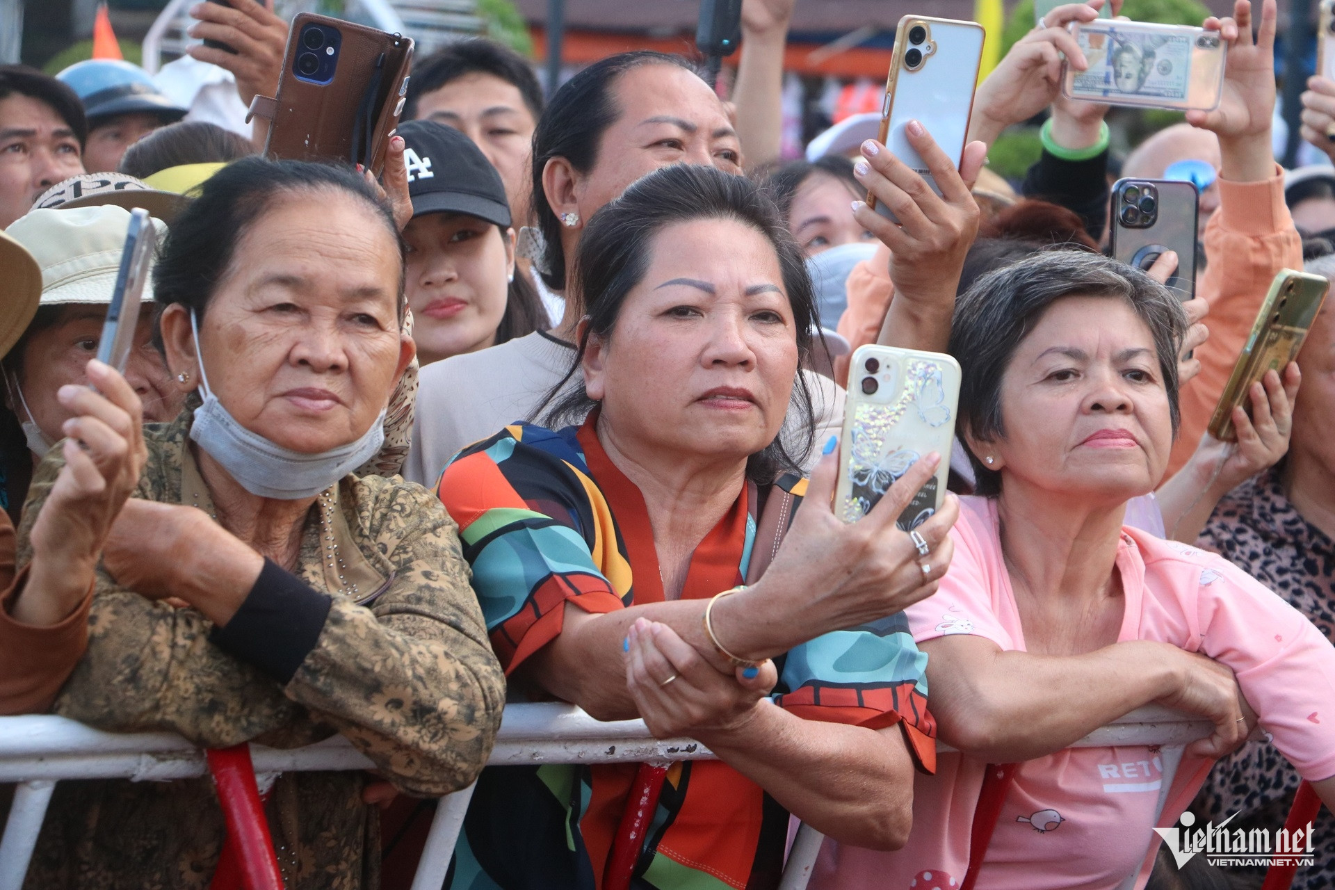 Hàng nghìn người đổ về bờ biển TPHCM từ rạng sáng xem rước Long Vị 31 Đông đảo người dân, du khách đứng bên ngoài Dinh Cô để theo dõi