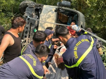 Video hiện trường xe khách 29 chỗ mất phanh, lao xuống vực ở Tam Đảo