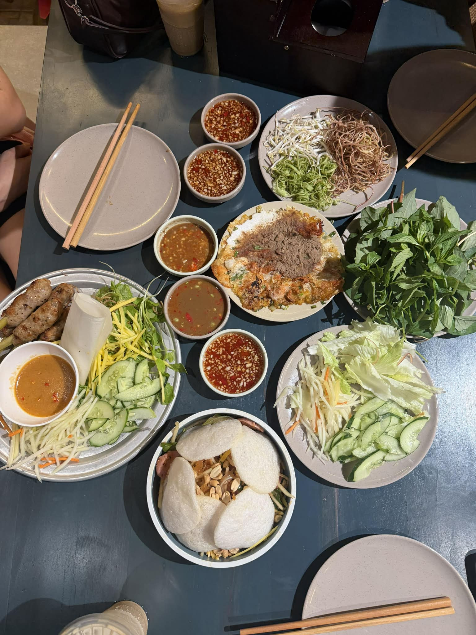 Một số món ngon ở Huế mà chị Trang trải nghiệm như bánh ép, vịt lộn um bầu... Ảnh: Nguyễn Thị Kiều Trang