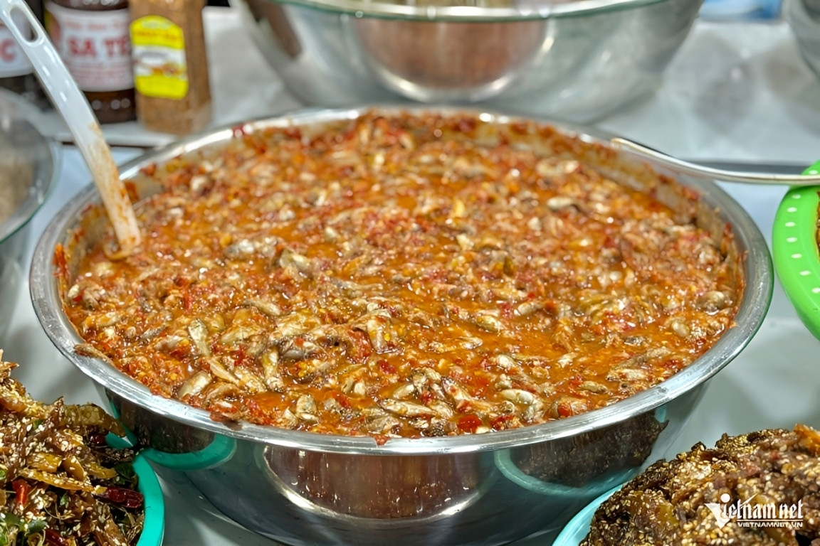 Mắm cá rò được bày bán trong nhiều khu chợ truyền thống ở Huế. Ảnh: Linh Trang