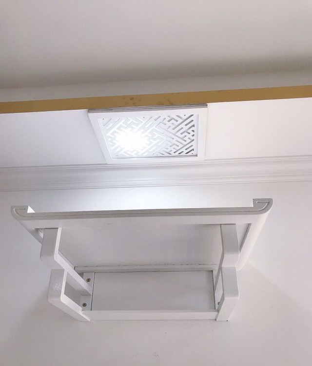 Màu trắng trong không gian thờ tự có thể tạo ra cảm giác tách biệt, cô lập, không phù hợp với không gian thiêng liêng và ấm cúng mà một bàn thờ gia đình cần có.