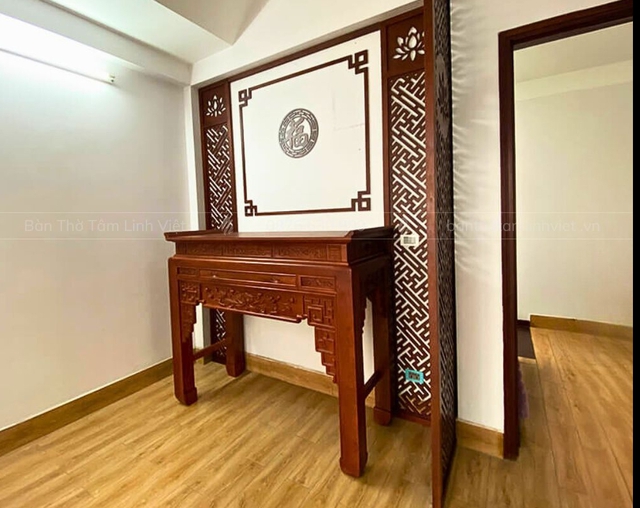 Màu nâu đất hoặc gỗ tự nhiên thường được sử dụng phổ biến cho bàn thờ tại gia.