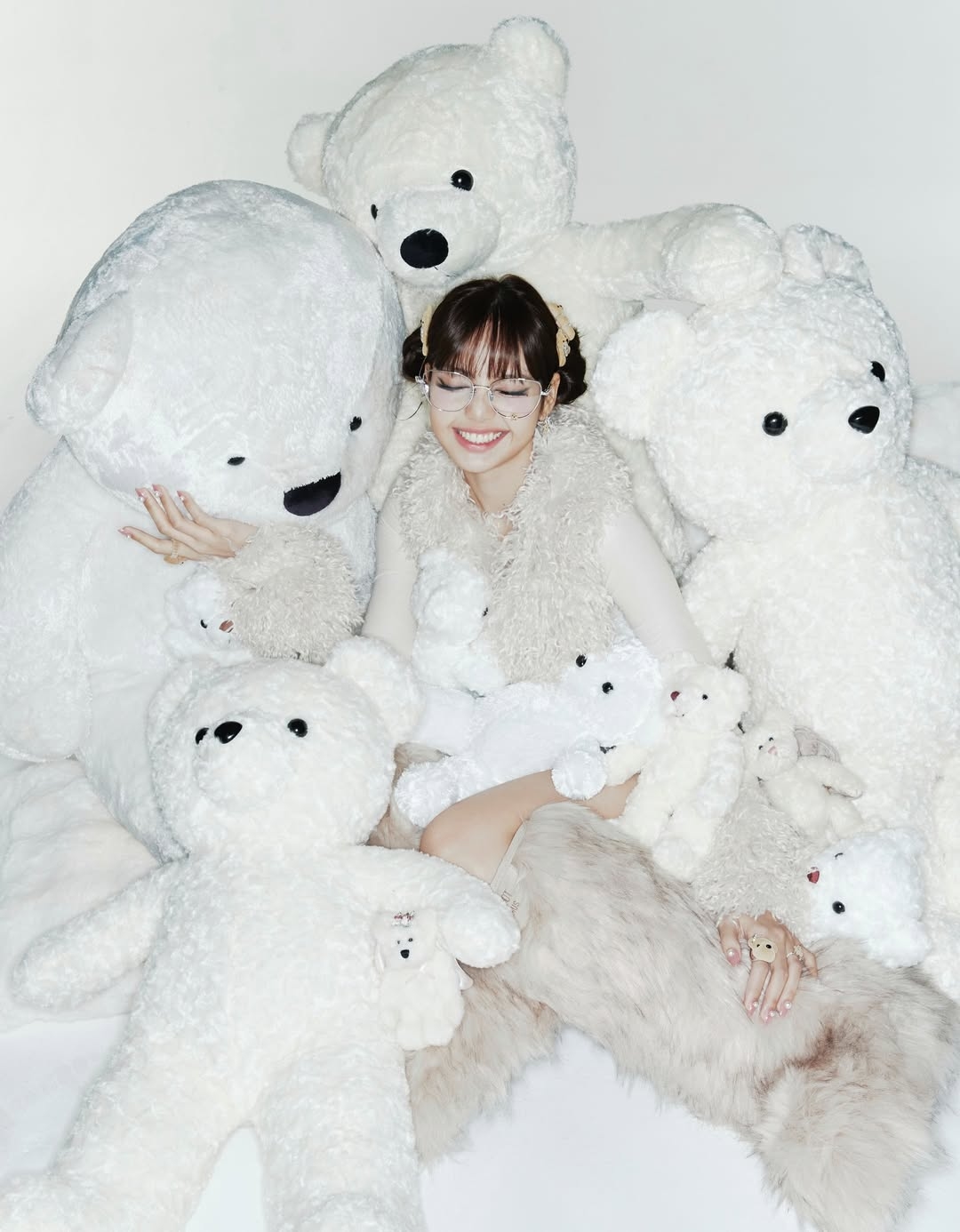 Tháng 11/2024, Lisa trở thành ngôi sao đầu tiên xuất hiện trên trang bìa toàn cầu của Billboard, đồng thời chia sẻ về hành trình hoạt động solo. Cô cho biết ban đầu cảm thấy sợ hãi và lo lắng vì chưa từng thực sự bước ra làm việc riêng, nhưng dần trở nên thoải mái và tận hưởng.