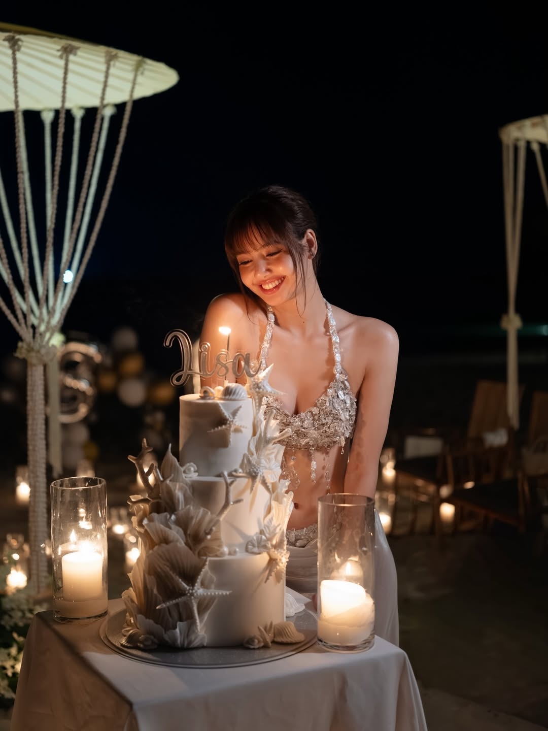 Fan khen chiếc bánh ba tầng trông tinh tế, cuốn hút, đính kèm tạo hình vỏ sò, sao biển - nét đặc trưng của biển, nơi Lisa yêu thích.