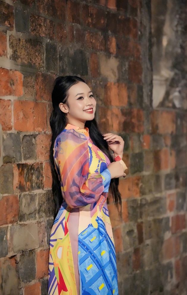 Giải Nhất dòng nhạc nhẹ cuộc thi Tiếng hát Hà Nội 2025 Nguyễn Thụy Hải Anh vừa phát hành MV và album đầu tay ở tuổi 17.