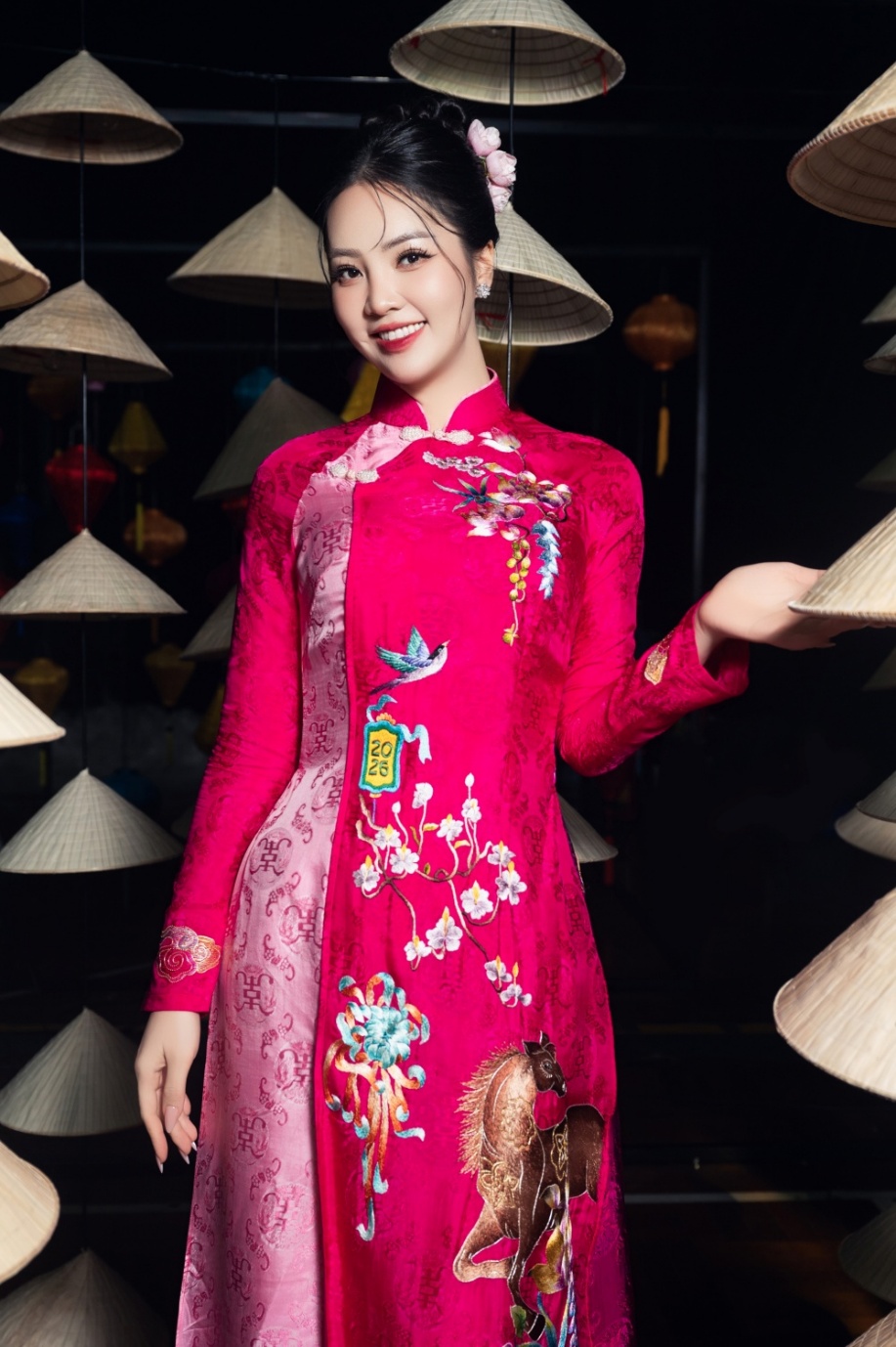 Chỉ 6 tháng sau sinh, Thuỵ Vân đã nhanh chóng lấy lại vóc dáng thon gọn và thần thái chuyên nghiệp quen thuộc.